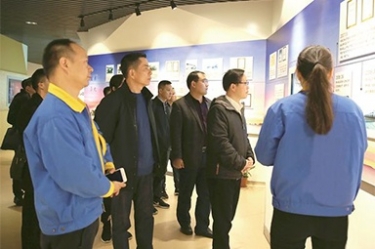 貴州省黔東南州委常委、榕江縣縣委書記賀代宏一行到公司參觀學(xué)習(xí)考察